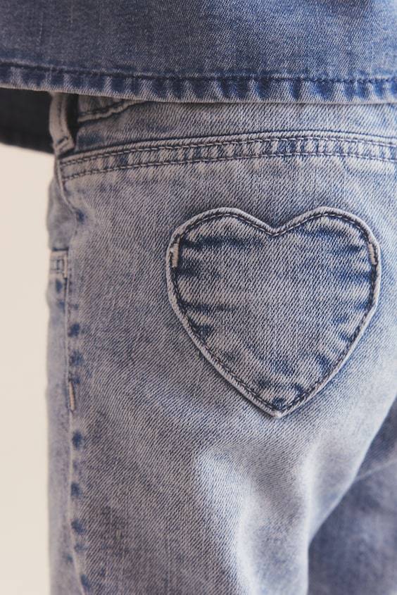 HM Jeans mit herzförmigen Taschen Nur noch ein Tag übrig