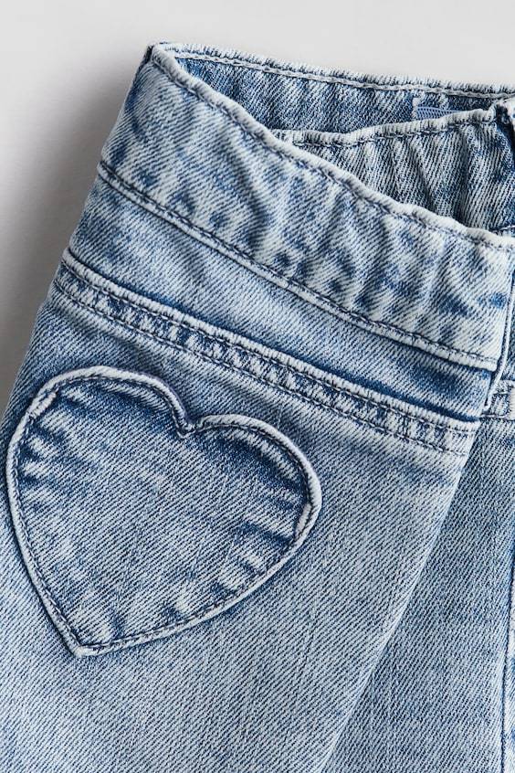 HM Jeans mit herzförmigen Taschen Nur noch ein Tag übrig