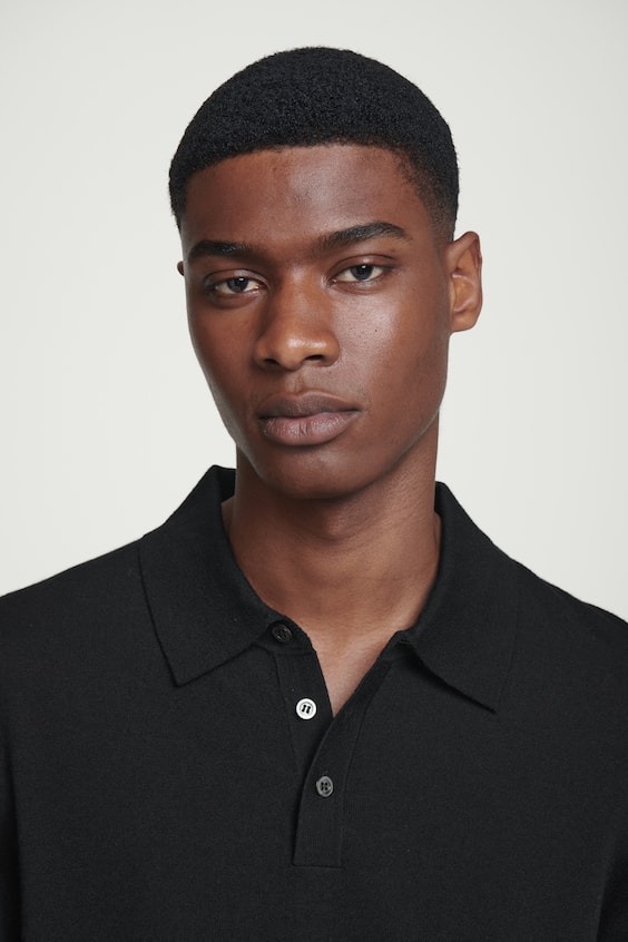 HM SCHMAL GESCHNITTENES POLOSHIRT AUS MERINOWOLLE Sonderangebot der Fabrik