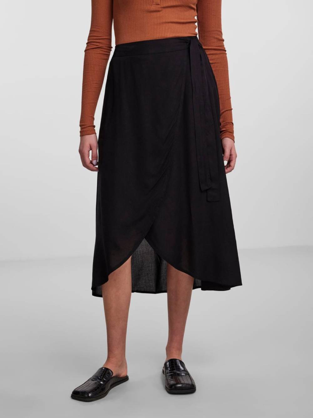 PIECES Skirt 'Tala' in Black Lagerräumung
