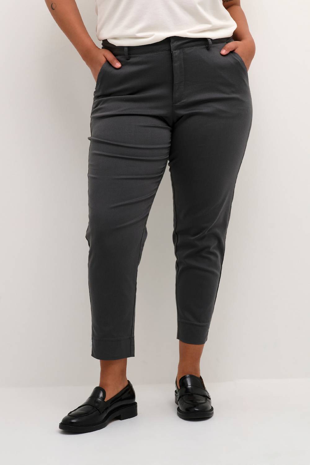 KAFFE CURVE Slim fit Chino Pants 'Leana' in Dark Grey Vierteljährliche Förderung
