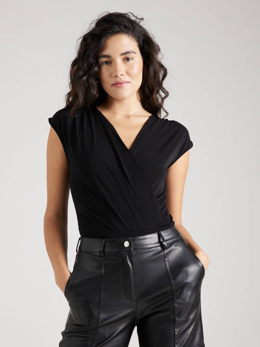 ABOUT YOU Shirt Bodysuit 'Stina' in Black Im Verkauf