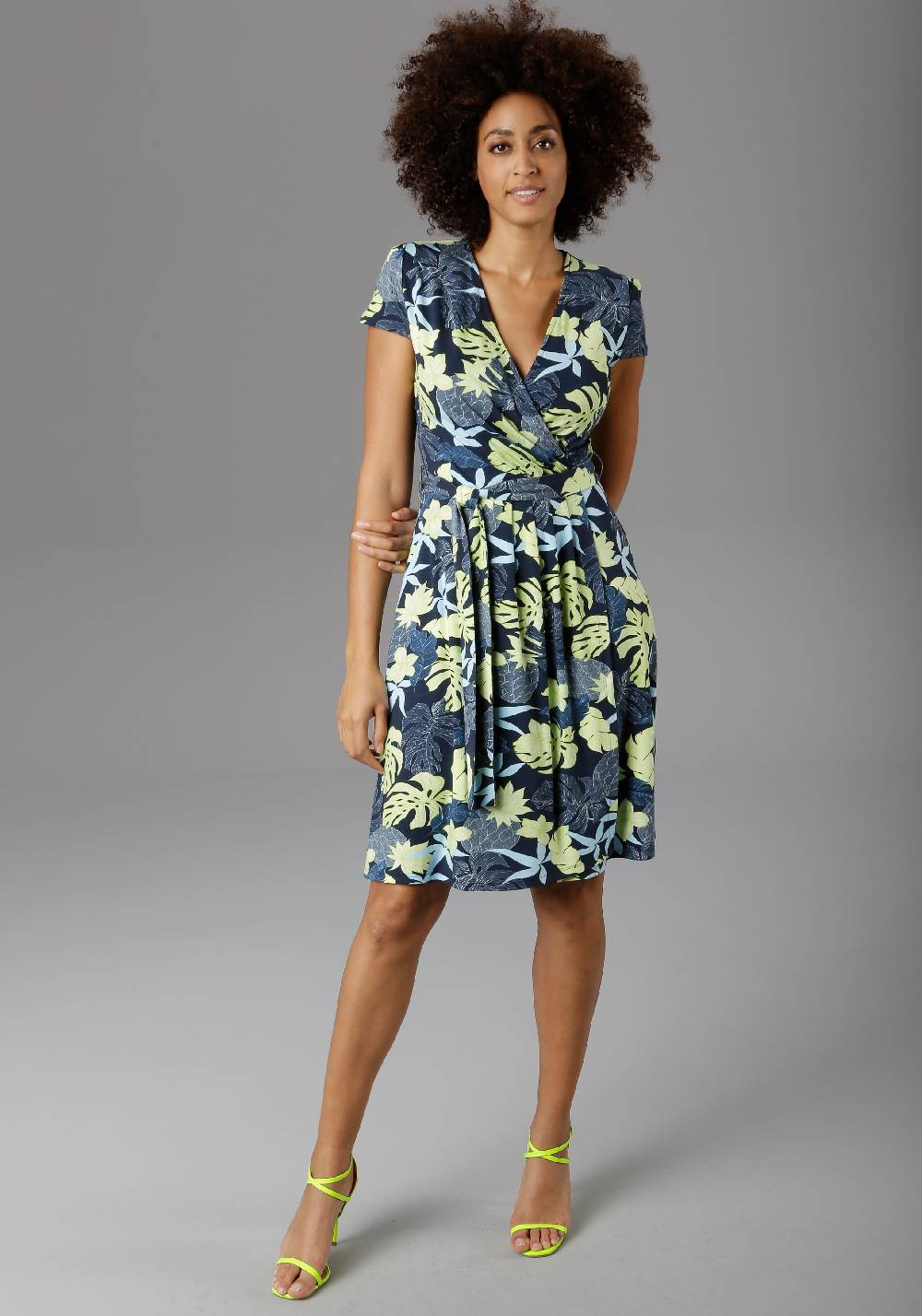 Aniston SELECTED Summer Dress in Mixed Colors Im Verkauf