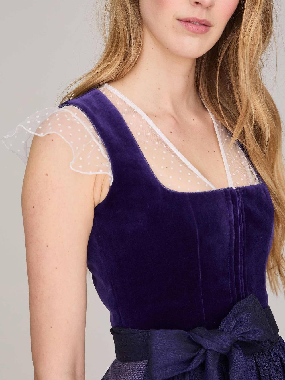 Limberry Weiße Dirndlbluse aus Tüll mit Flügelarm - MARIE im Angebot