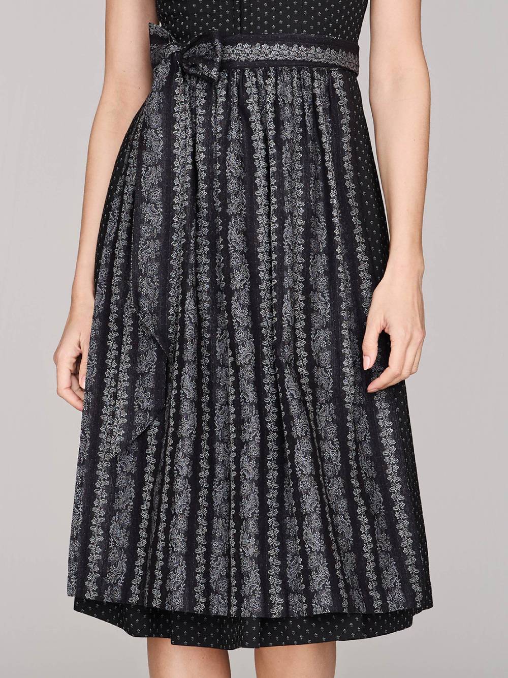 Limberry Schwarzes Dirndl mit Streublumen - VERA BLACK Flash Sale