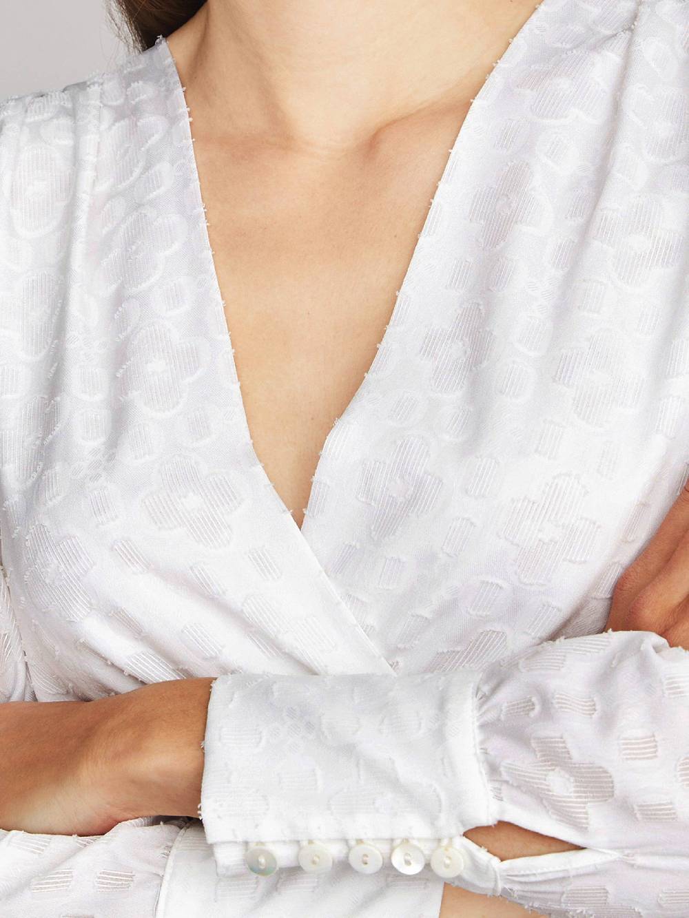 Limberry Weiße Dirndlbluse mit V-Ausschnitt - RUBY 50% Rabatt für begrenzte Zeit