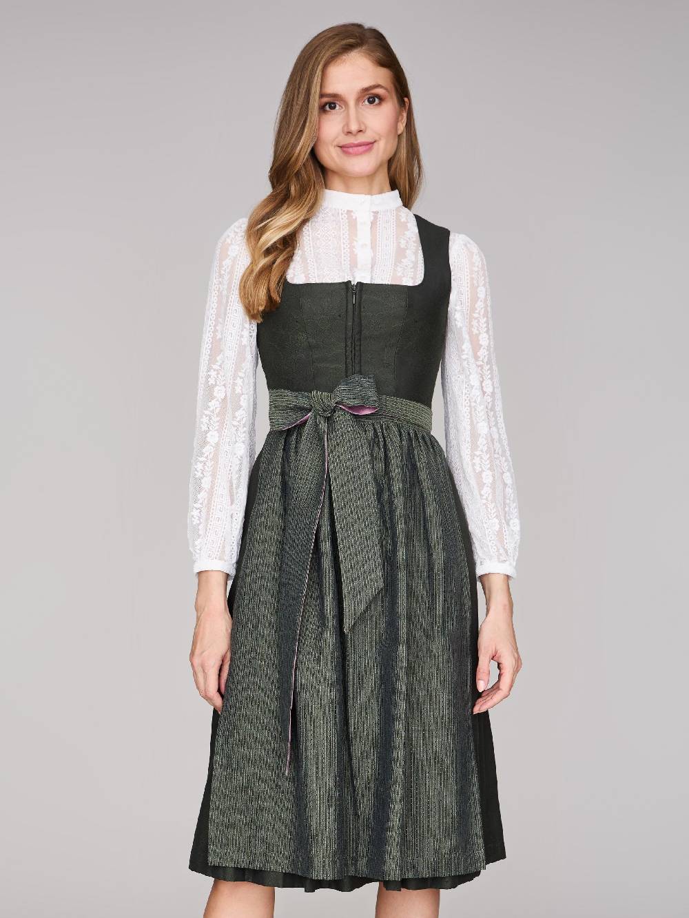 Limberry Hochgeschlossene Dirndlbluse aus Lochspitze - ROMINA Osterangebot