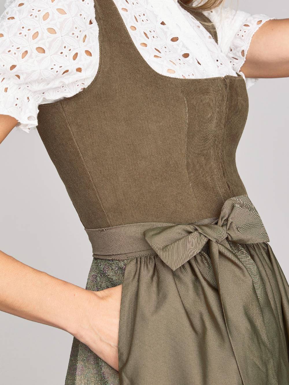 Limberry Dirndl mit Cord-Mieder in Oliv - CAMILLE OLIVE Meist gekauft