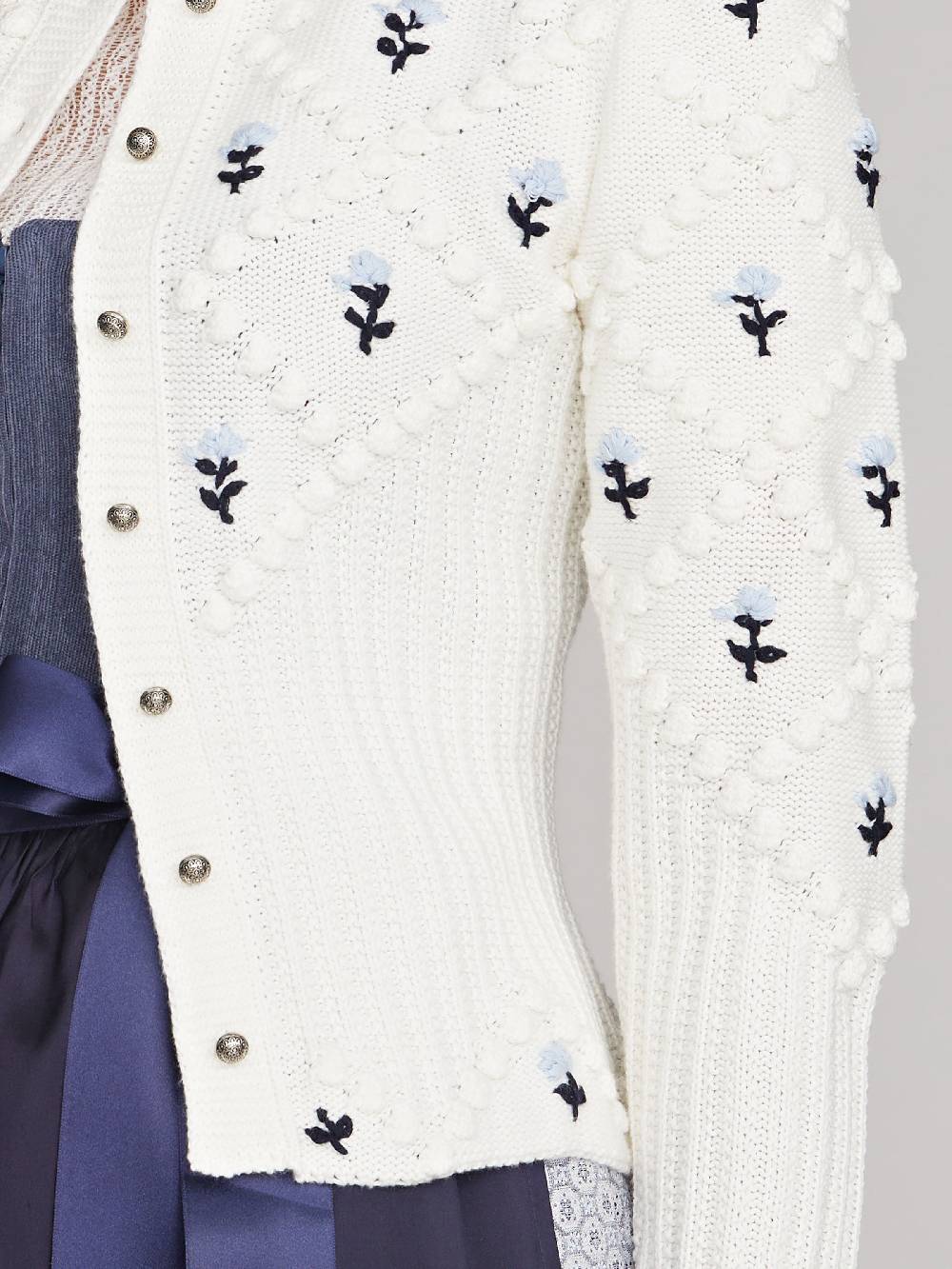 Limberry Cremeweiße Strickjacke mit blauer Blumenstickerei - ROMY Begrenzt auf 3 Tage
