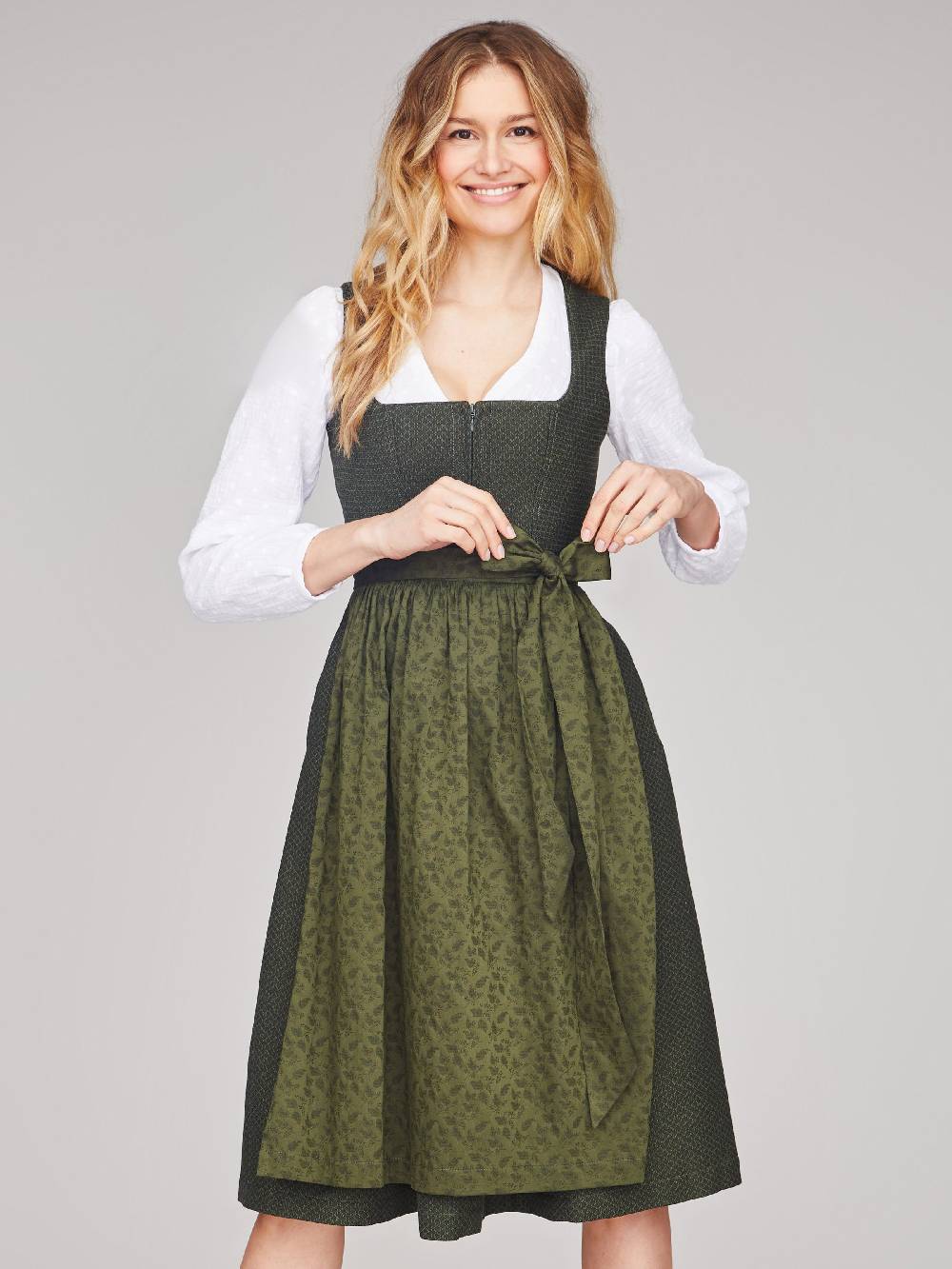 Limberry Weiße Dirndlbluse mit V-Ausschnitt - HAILEY Kostenloser Versand