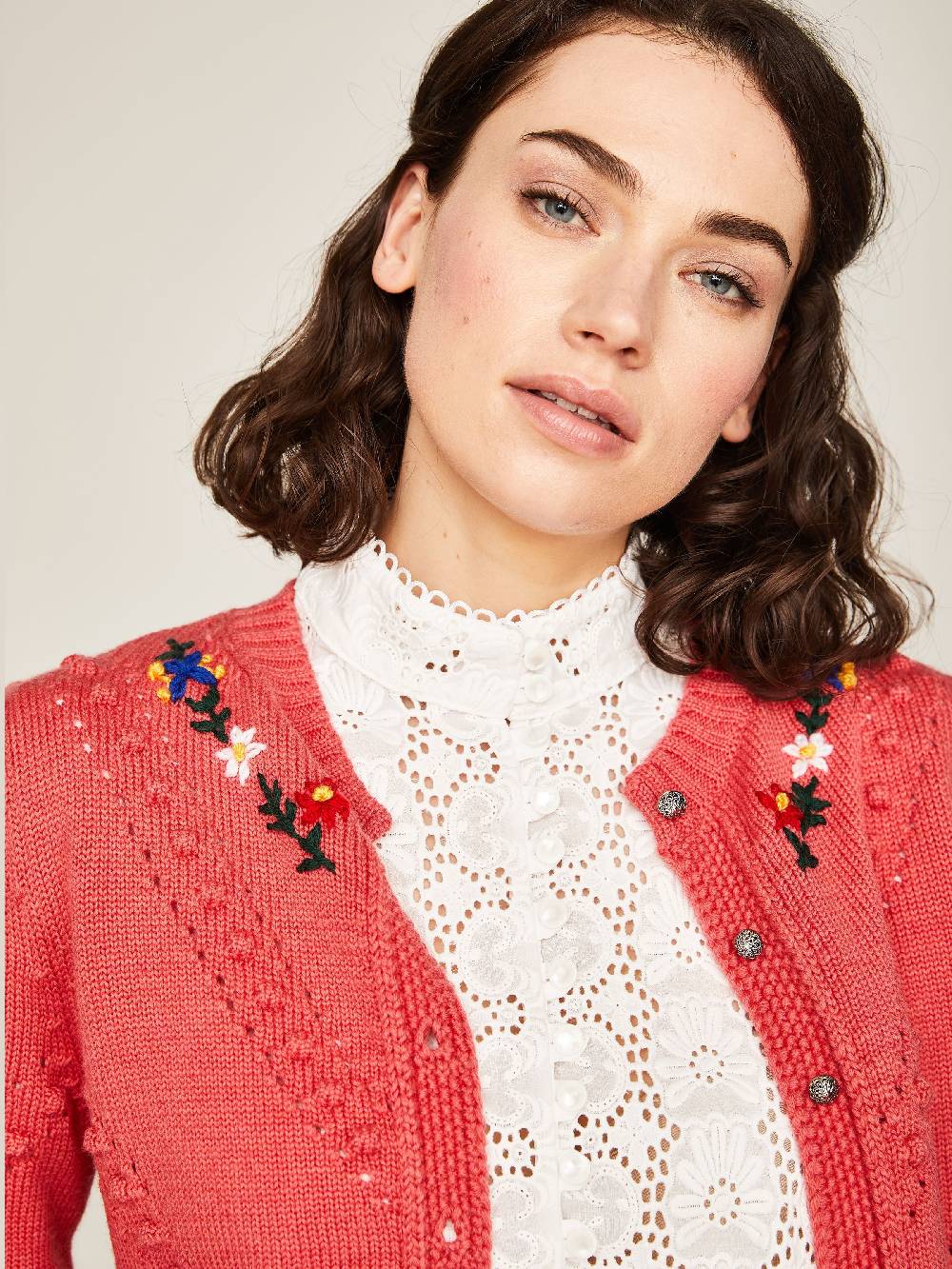 Limberry Strickjacke in Koralle mit Blumenstickerei - THERESA Sonderangebot