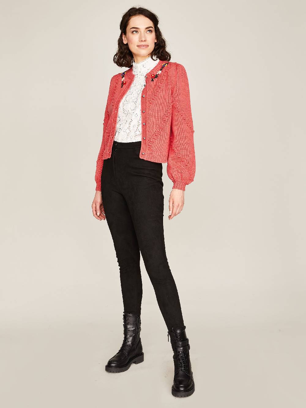 Limberry Strickjacke in Koralle mit Blumenstickerei - THERESA Sonderangebot