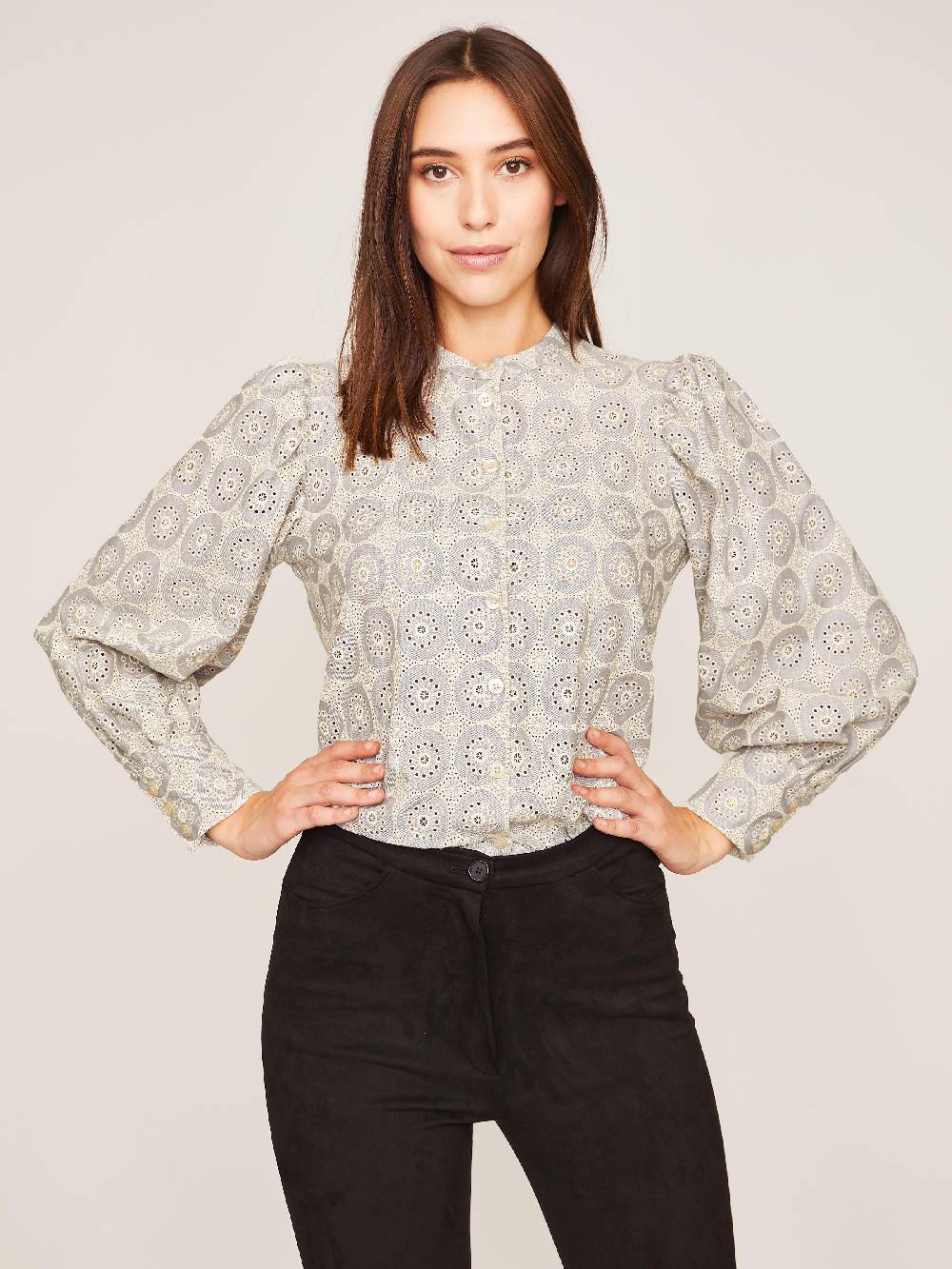 Limberry Hellgraue Bluse mit Stickerei - ADELINE Valentinstagsangebot