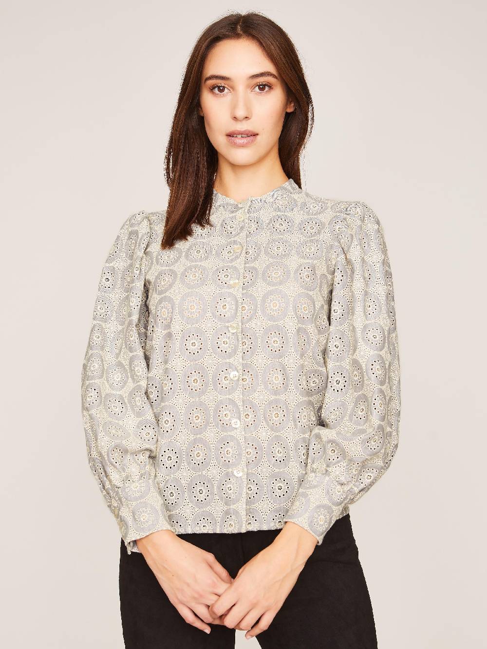 Limberry Hellgraue Bluse mit Stickerei - ADELINE Valentinstagsangebot