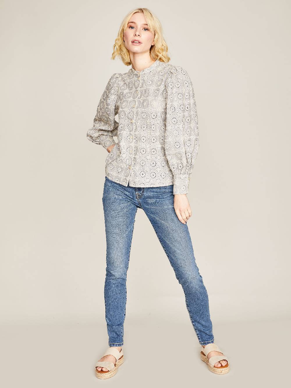 Limberry Hellgraue Bluse mit Stickerei - ADELINE Valentinstagsangebot