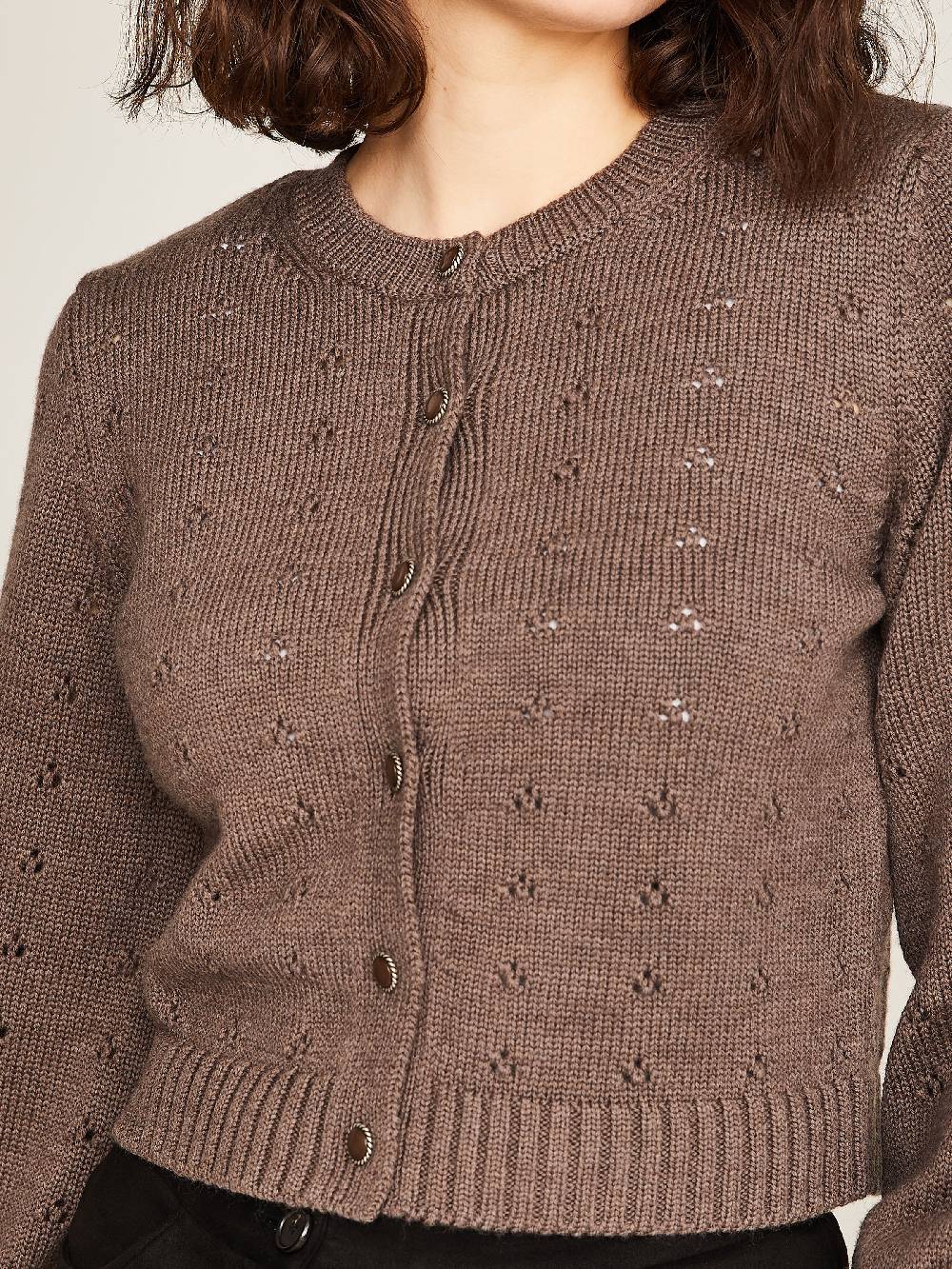 Limberry Braune Strickjacke mit Lochmuster - EMILIA JETZT KAUFEN