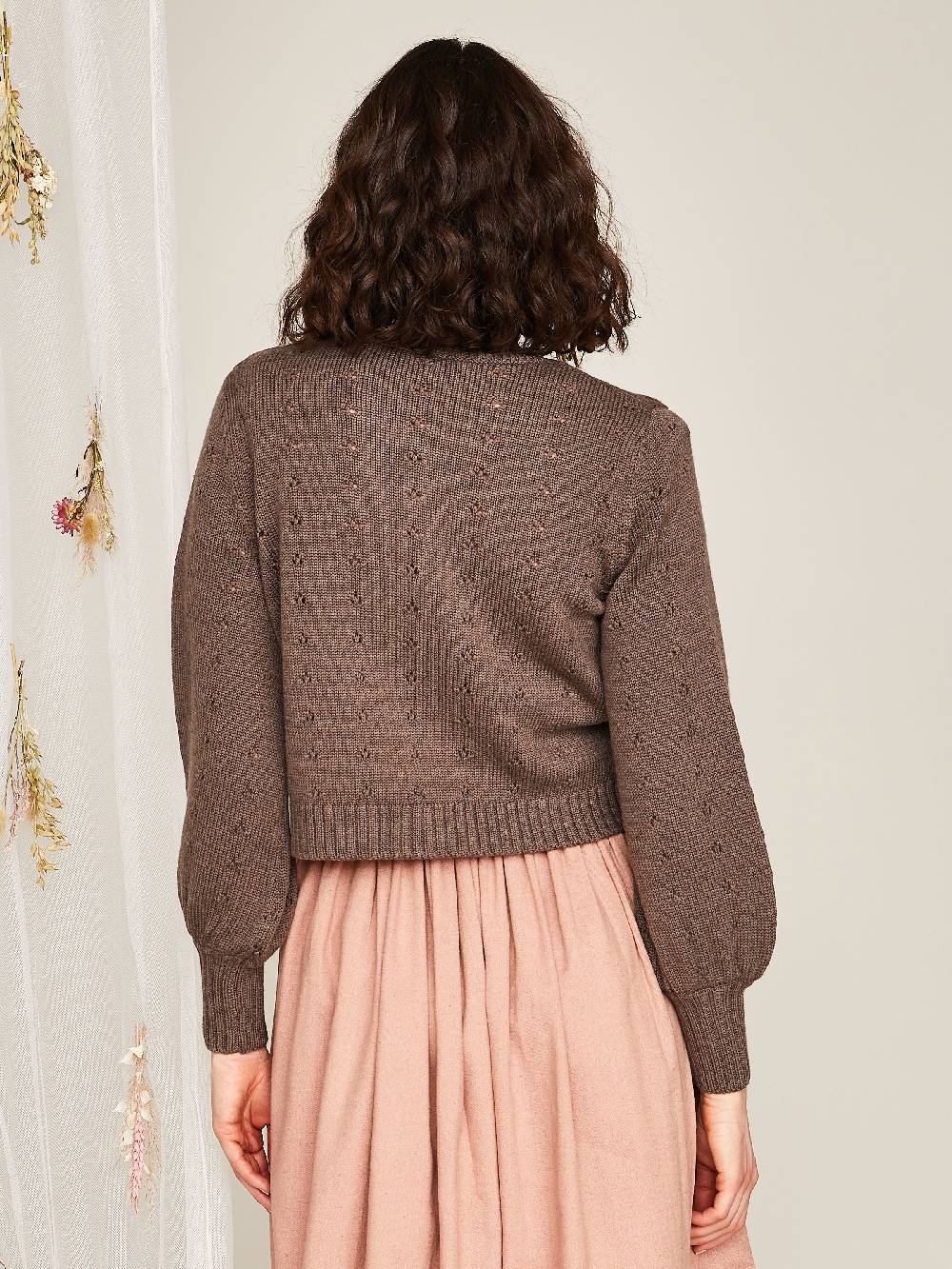 Limberry Braune Strickjacke mit Lochmuster - EMILIA JETZT KAUFEN