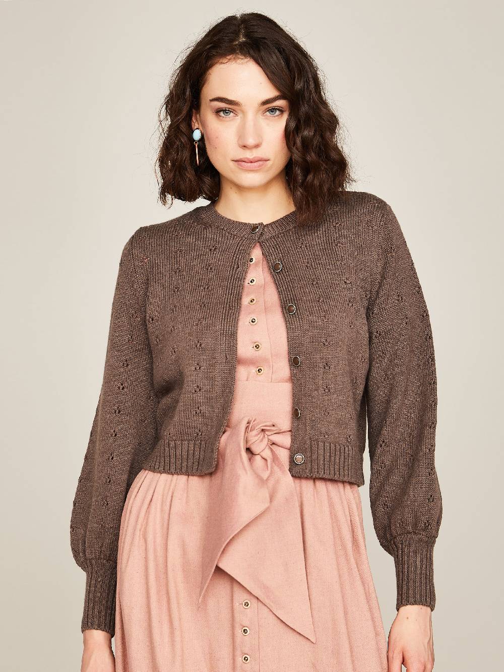 Limberry Braune Strickjacke mit Lochmuster - EMILIA JETZT KAUFEN