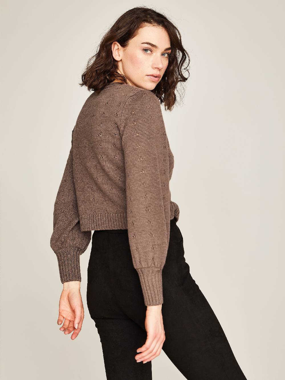 Limberry Braune Strickjacke mit Lochmuster - EMILIA JETZT KAUFEN