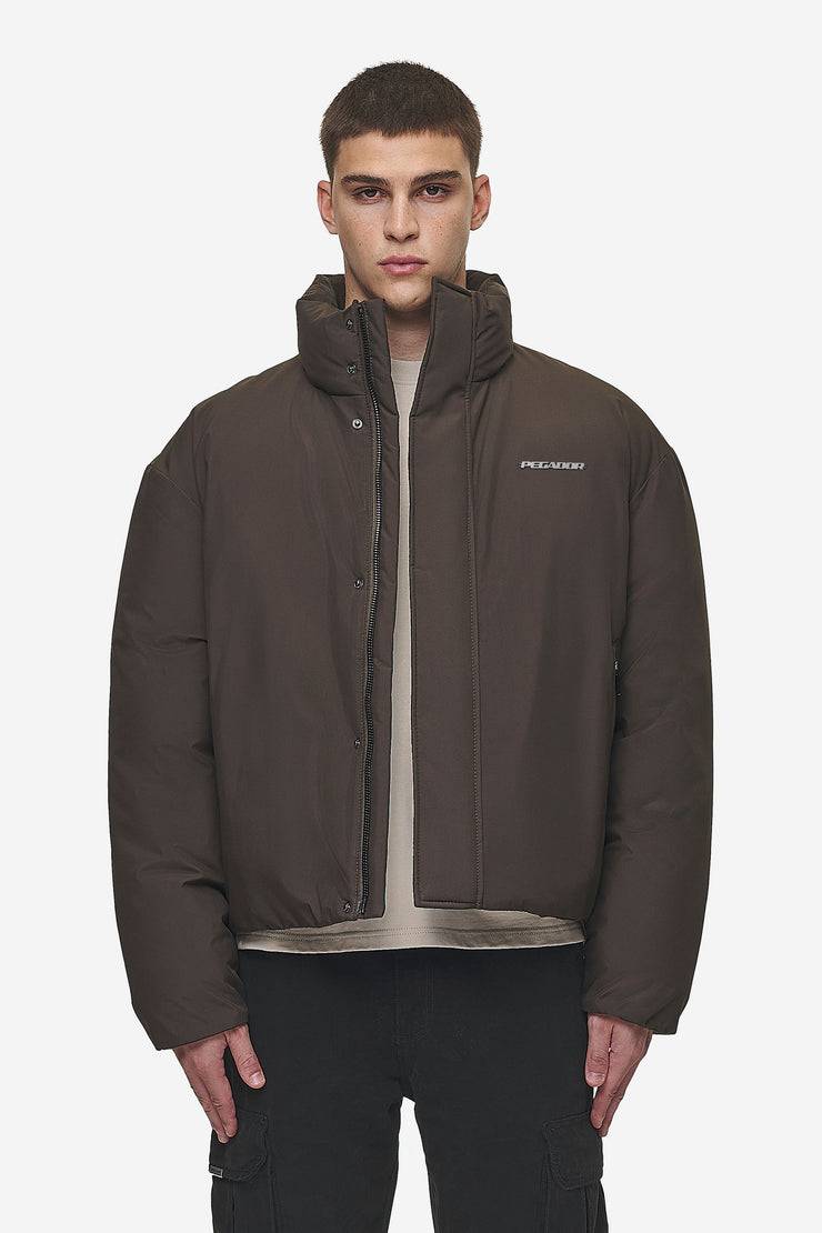 Pegador Lavoy Cropped Boxy Puffer Jacket Dark Brown im Angebot