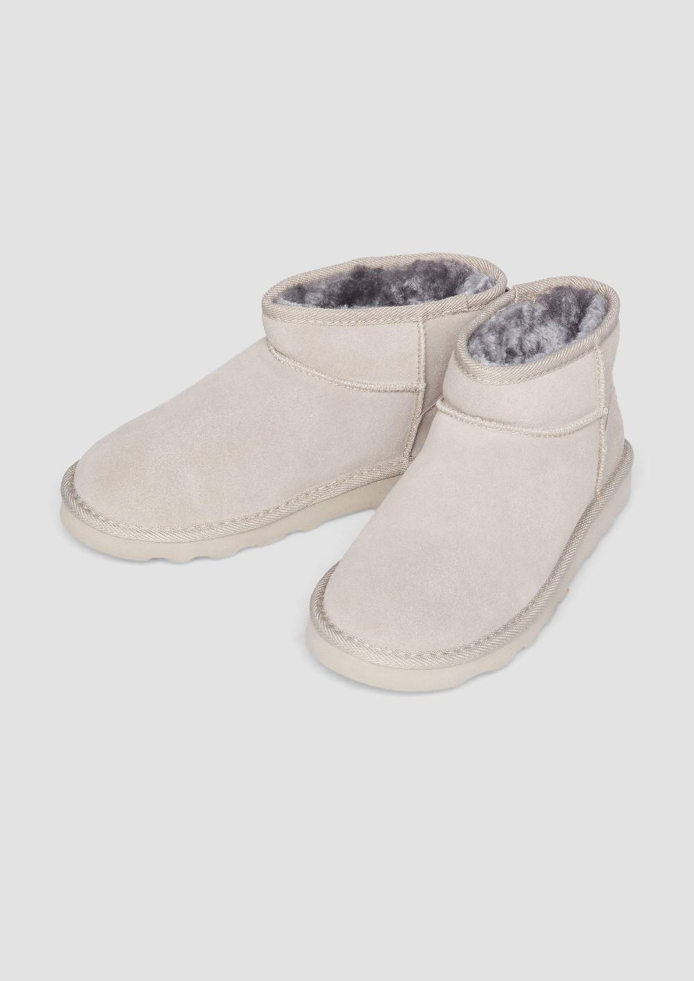 s.Oliver Flache Stiefel aus Leder Bis zu 50% Rabatt