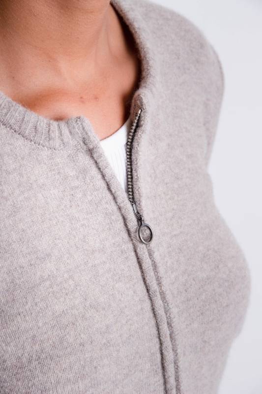 Rockmacherin Käthe light Strickjacke lehm 2025